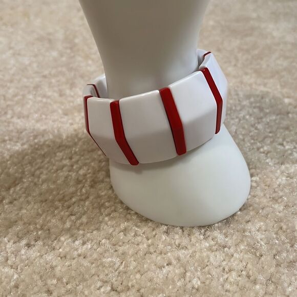 1980s White and Red Stripe Candycane Lucite Tile Stretch Bangle Bracelet - Picture 8 of 9